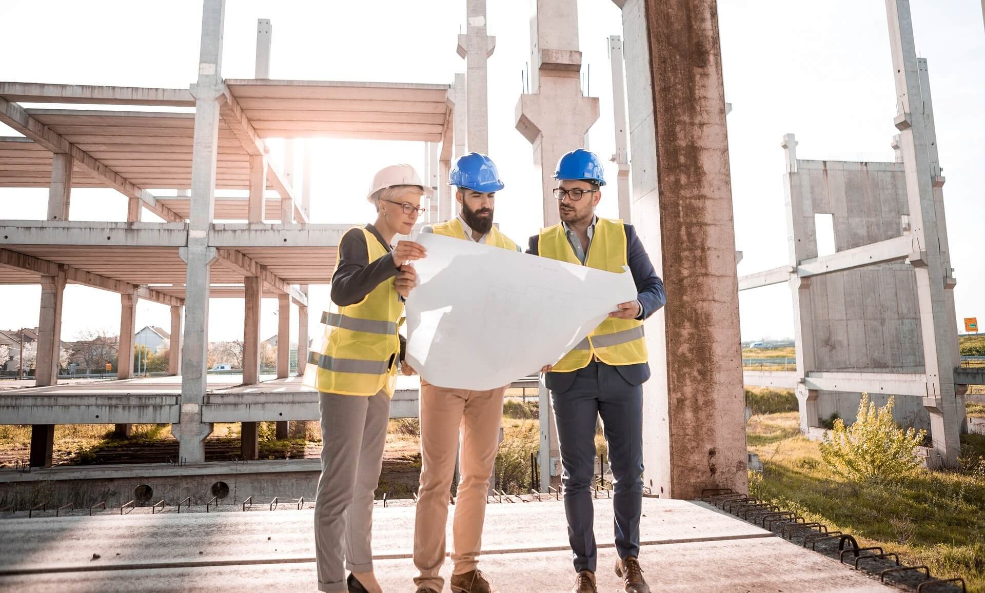 Tres arquitectos mirando el plano