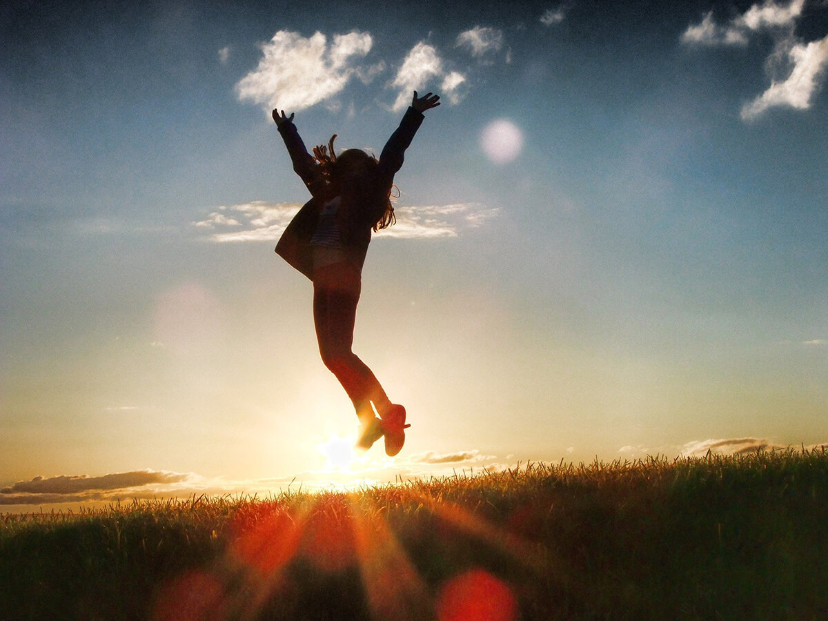 Mujer saltando con alegría
